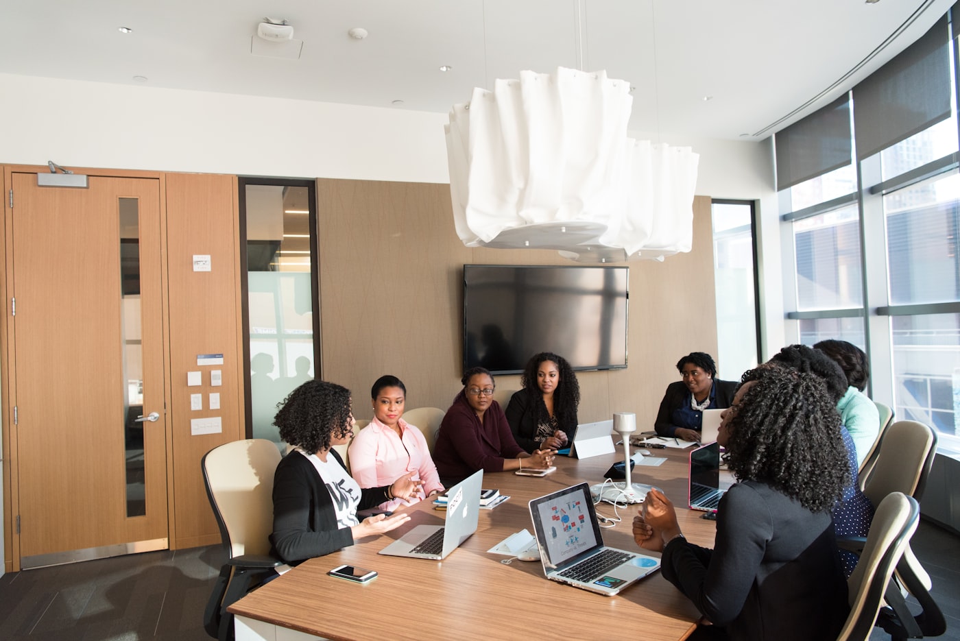 Équipe de consultantes en réunion de travail